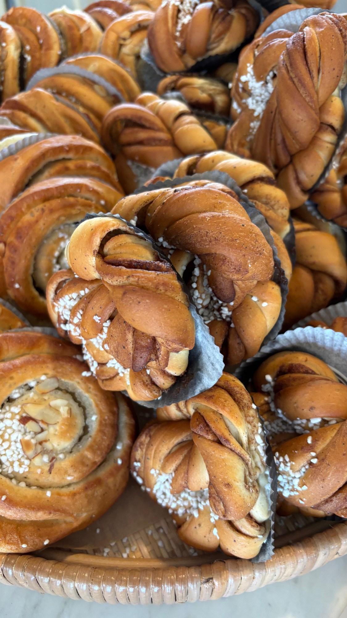 Kanelbullar och mandelbullar från Herr Bröd i butikens korg