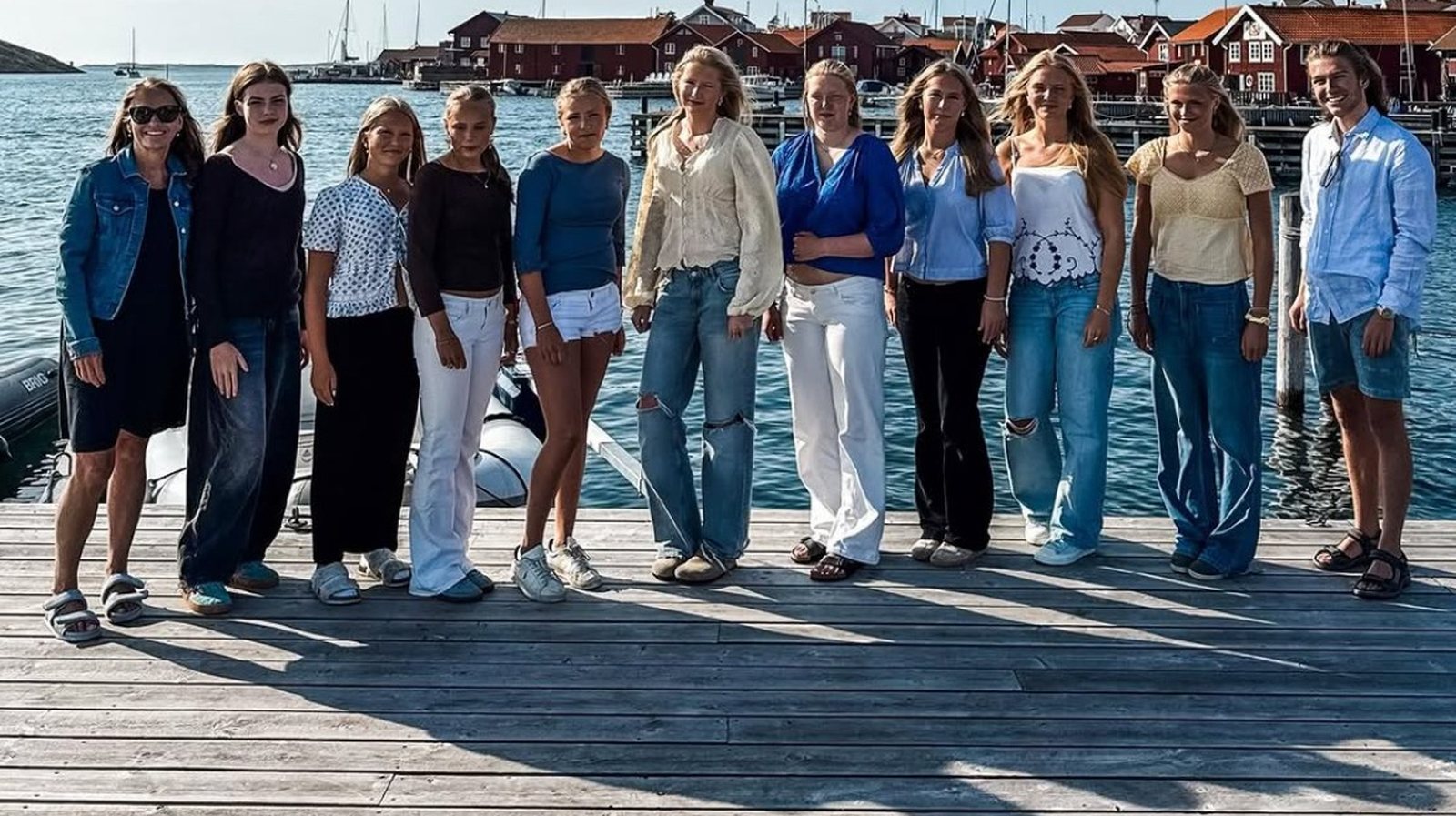 Gänget bakom Mollösunds Bröd och Bullar på en brygga i Mollösund